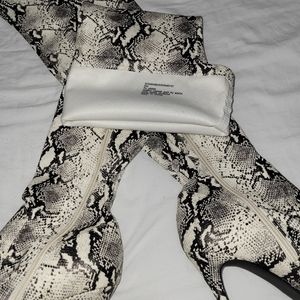 STEVE MADDEN  Tigh High Boot